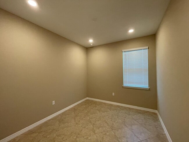 Building Photo - ***Move-In Special: 2 Weeks Free Rent! | B...