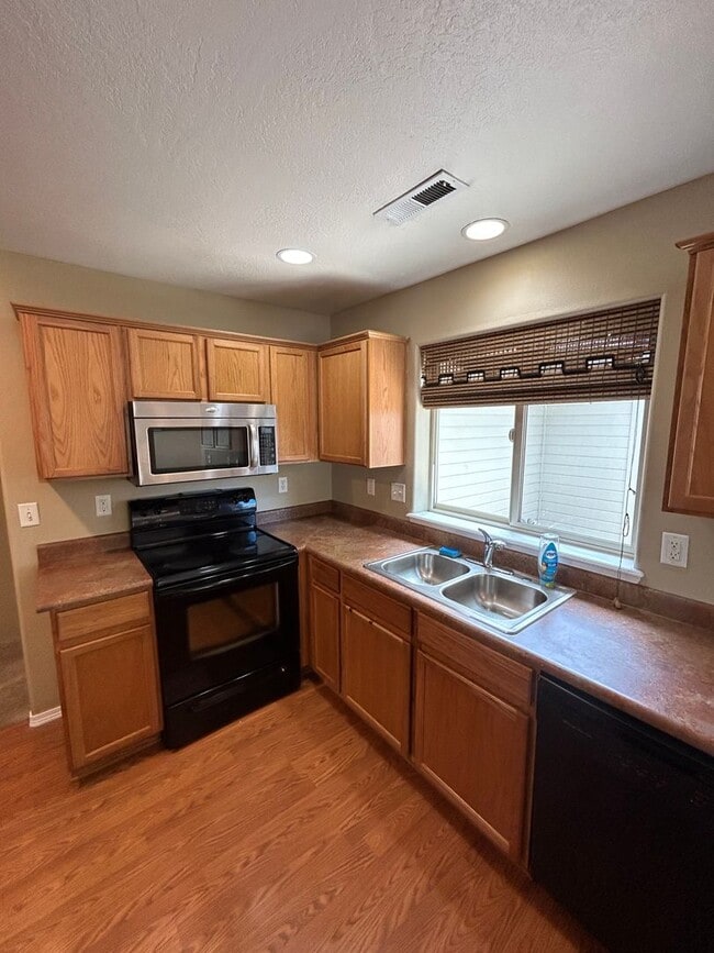 Building Photo - Coming Soon!!Three Bedroom for lease in Me...