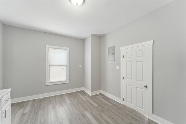 Building Photo - 1020 W 37th St