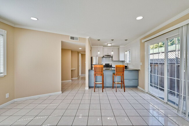 Building Photo - "Charming 2-Bedroom Retreat with 1100 Sq Ft of Comfort in Santa Clara!"