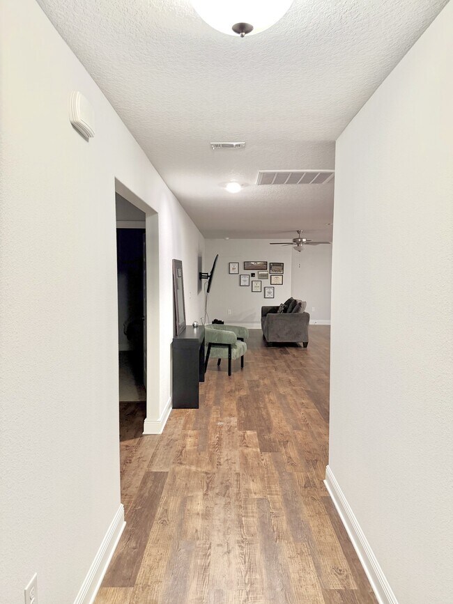 Building Photo - 211 Baycliff Dr