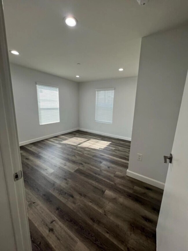 Interior Photo - 8730-8744 S FIGUEROA ST
