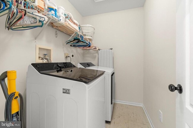 Building Photo - 221 Lookout Pl