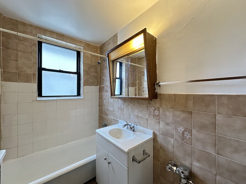 Building Photo - 739 W Belmont Ave