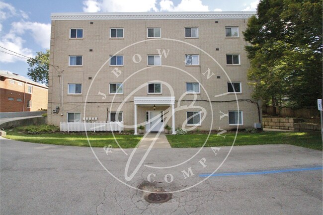 Building Photo - 2 bed 2 bath first floor apartment- Ottawa...
