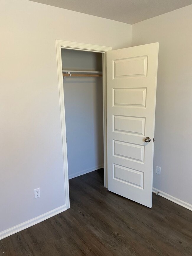 Building Photo - Now Preleasing! Comfortable Three Bedroom | Two and a Half Bath Home in Oak Woods