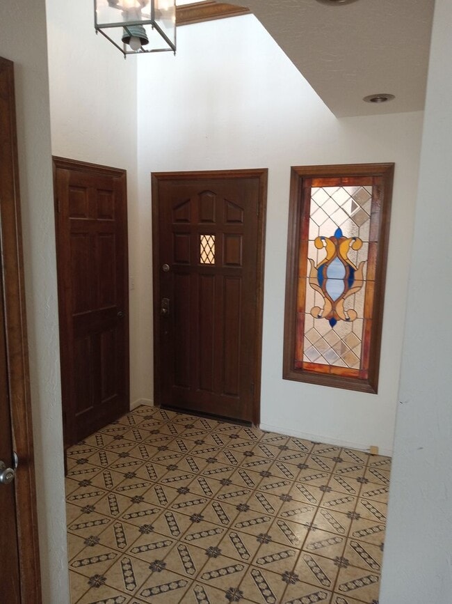 Building Photo - Fabulous 3 bedroom 2 bath tri-level home w...