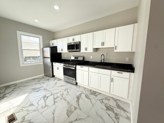 Primary Photo - 41 Howe St