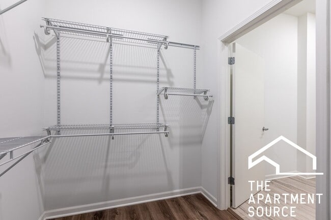 Building Photo - Spacious South Loop 2Bed/2Bath feat. Updated Kitchen & Large Patio!