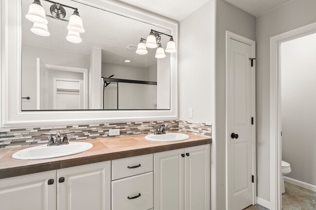 Building Photo - Stunning 3-Bedroom, 2.5-Bath Home in the C...
