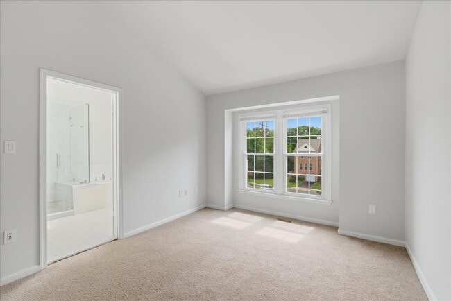 Building Photo - Welcome home to this beautifully updated and move-in-ready 3-bedroom, 3.5-bath townhouse