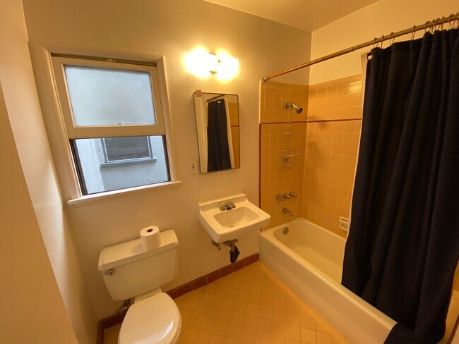 Full bath with window - 7901 Alverstone Ave