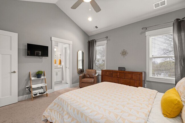 Building Photo - 2223 Burns St