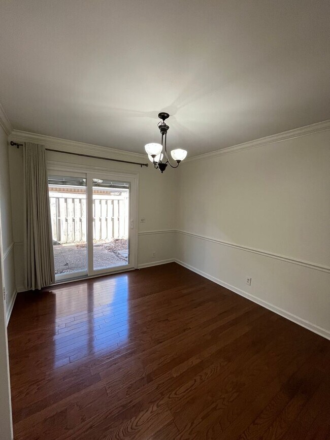 Building Photo - 2 bed/1.5 Bath Condo in Green Hills, Commu...