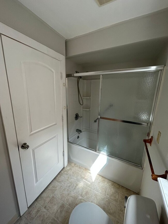 Building Photo - Newly Renovated 2 Bedroom 1.5 Bath in Dorm...