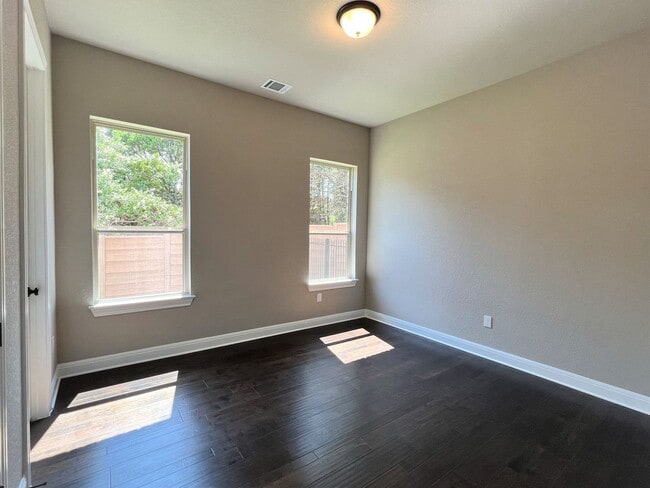 Building Photo - Georgeous 5-Bedroom in the Three Points Community