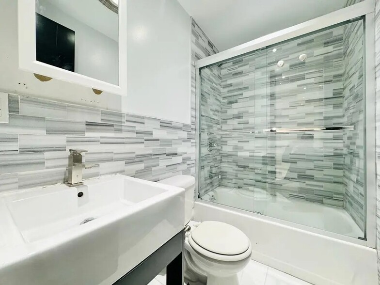 Building Photo - Furnished room/NOT APARTMENT