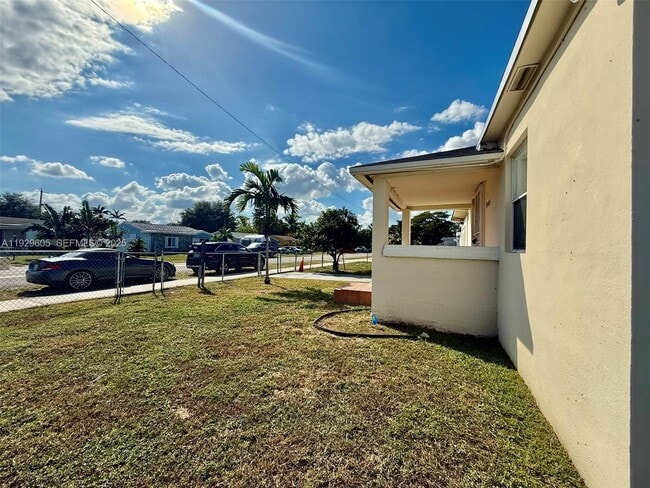 Building Photo - 2403 Scott St