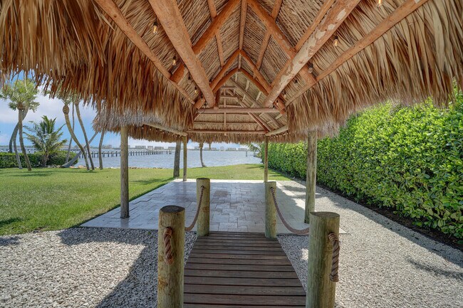 Building Photo - 930 S Lakeside Dr