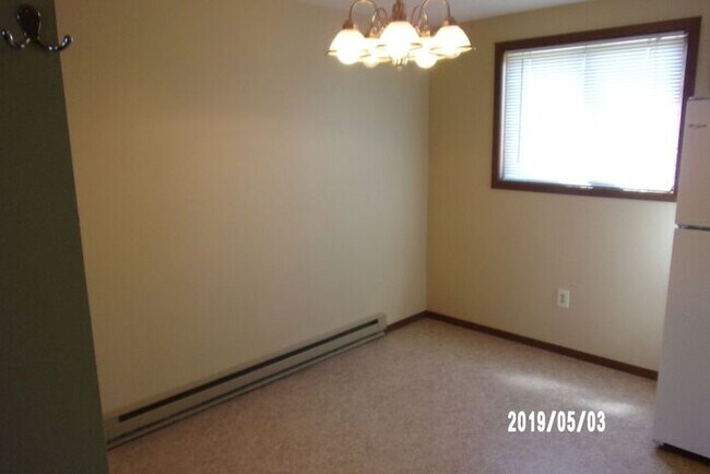 Building Photo - Water/Sewer/Trash Included - Large Two Bedroom One Bath In North Loveland! Easy Access to HWY 287!