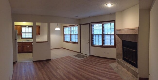 Building Photo - 3 x1.5 home off Lawrence Ave!