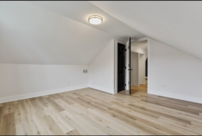 Building Photo - 9705 Oak Park Ave