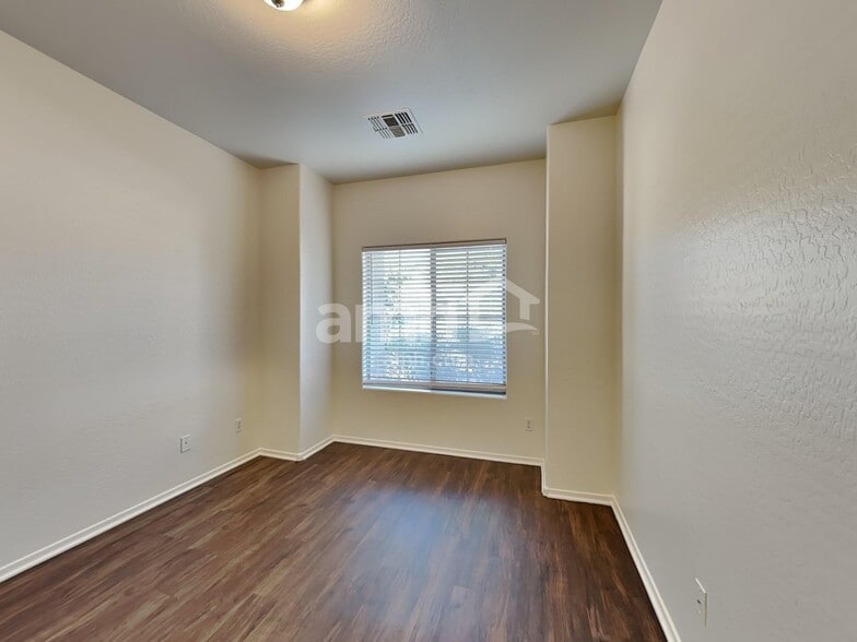 Building Photo - 10121 W Luxton Ln