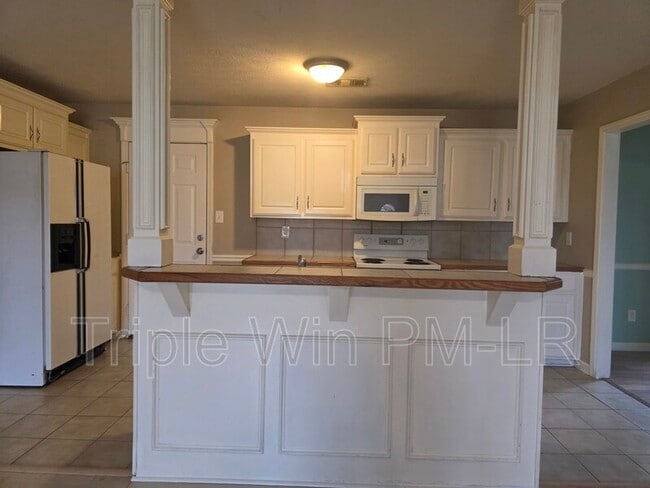 Building Photo - 12 Gold Meadow Loop