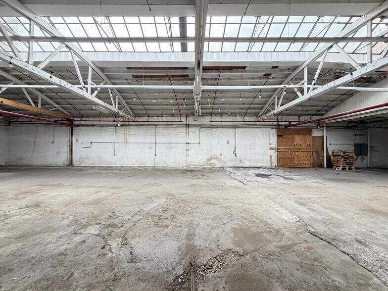 Building Photo - 610 N Albany Ave