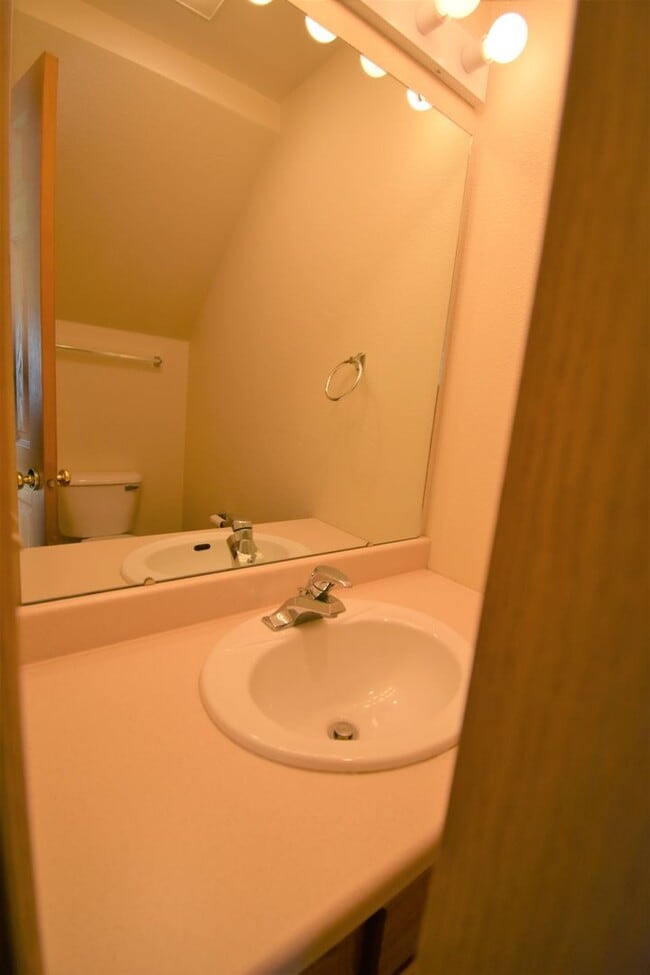 Building Photo - Townhouse style 2bed 1.5bath with attached garage