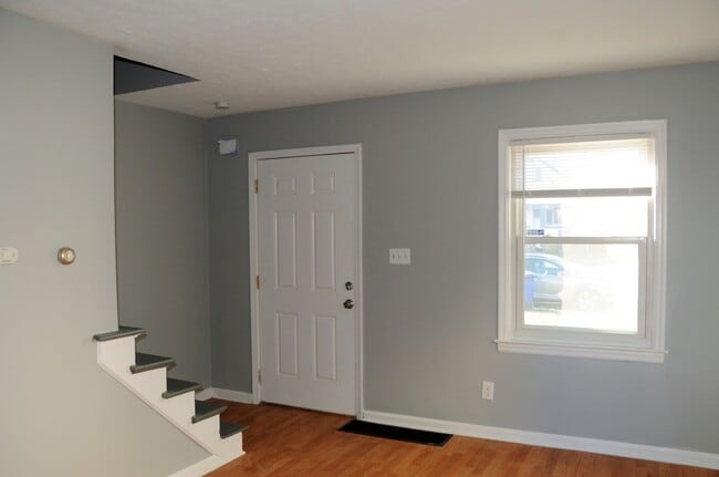 Building Photo - 924 S Harris Ave