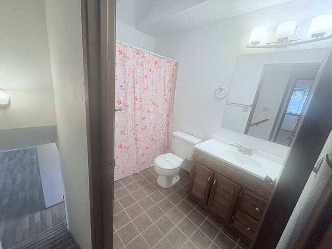 Building Photo - Charming Puyallup Home – Spacious & Updated