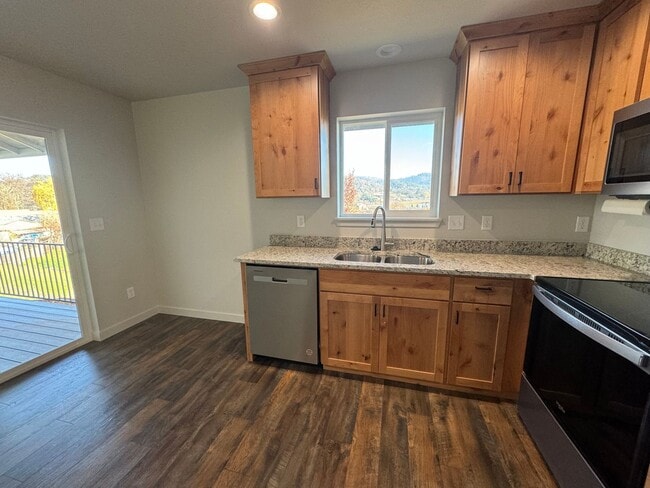 Building Photo - Newer 3 Bed 2 Bath Home In Roseburg