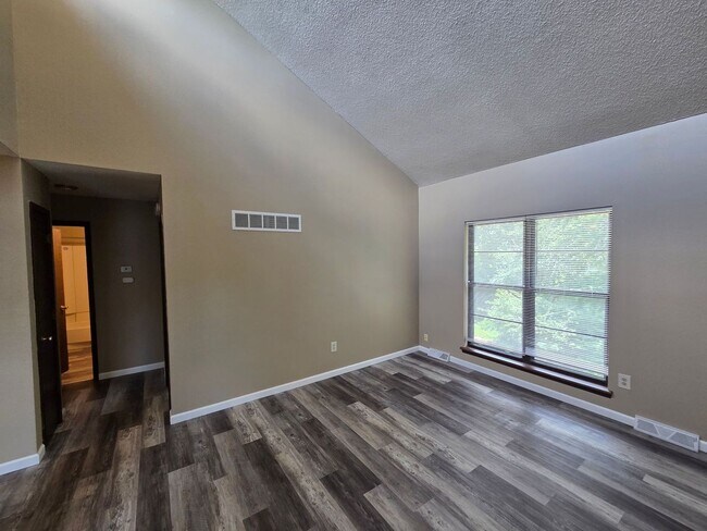 Building Photo - Gorgeous 2 Bedroom, 1.5 Bath in Independence!