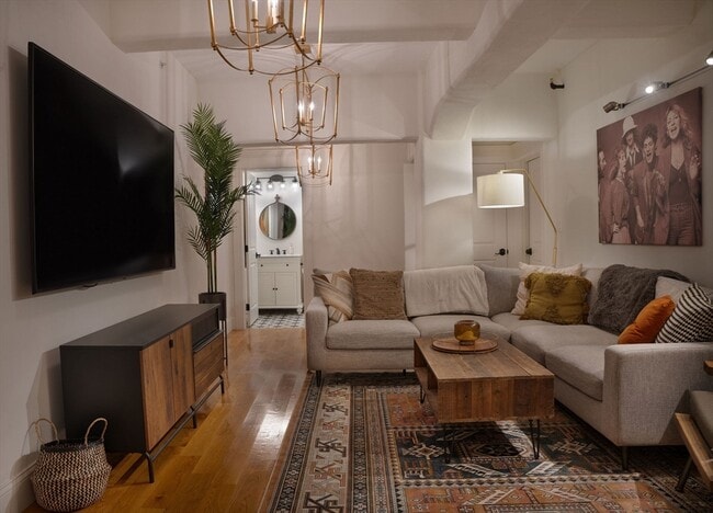 Building Photo - 11 S Mason St