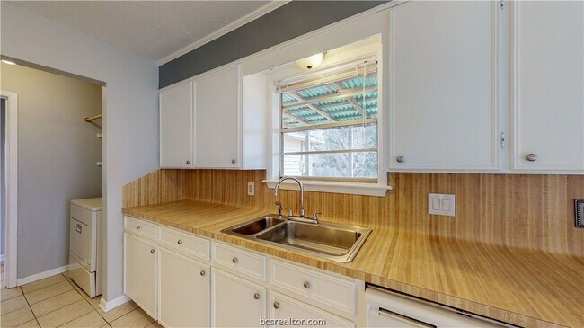 Building Photo - 1107 Braeswood Dr
