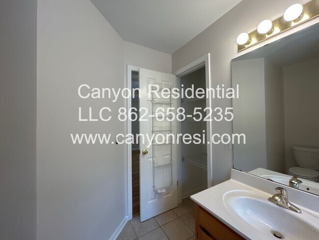 Building Photo - Beautiful 3 BR/3Bath in well sought after neighborhood !