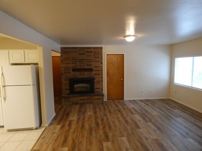 Building Photo - **Spacious Duplex** Lower Level