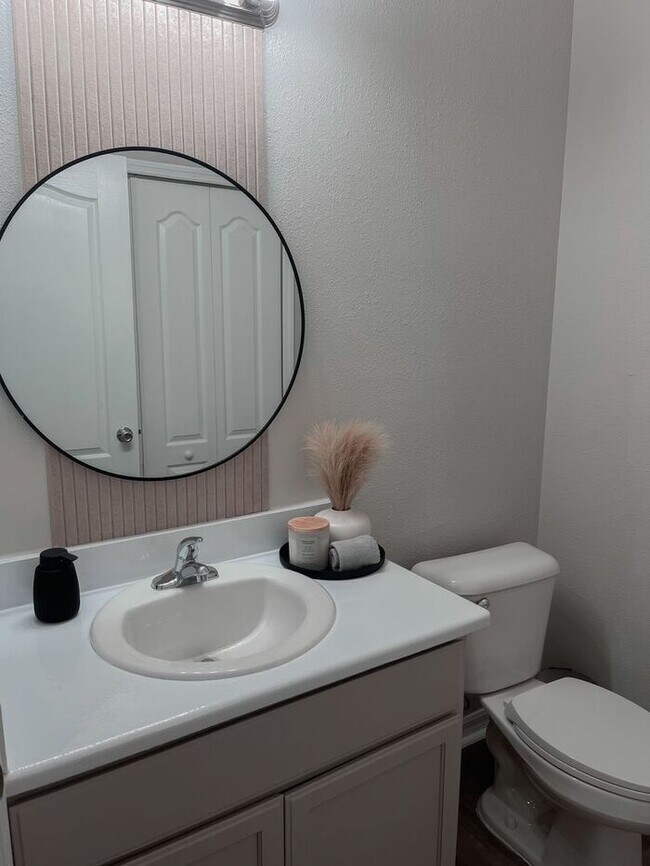 Building Photo - Beautiful Townhouse