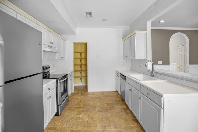 Building Photo - 4 Bedroom 2 Bath Townhouse in Pelham