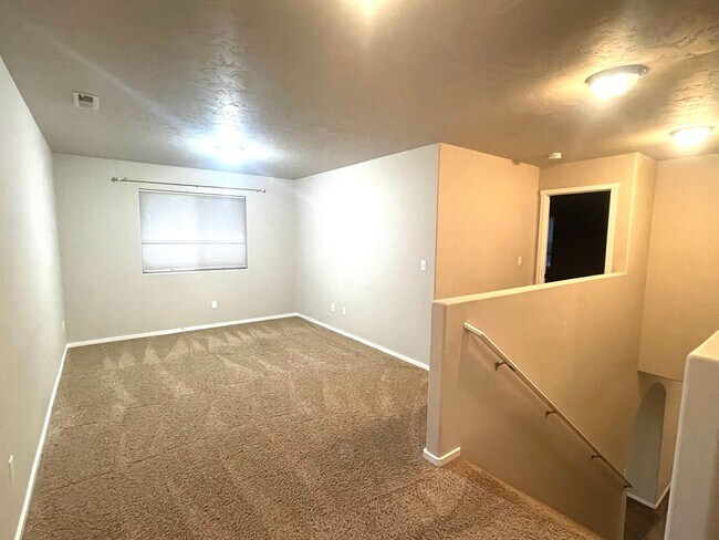 Building Photo - Charming Very Spacious 2-Story Home for Rent in Pasco, WA – Ideal Location Off Road 68!