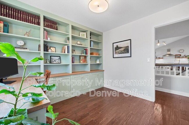 Building Photo - 2866 Fernwood Pl