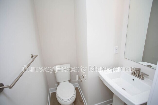 Building Photo - 8 Foxwood Dr