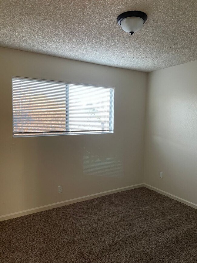 Building Photo - 2 BED/1 BATH - END UNIT WITH CITY VIEW & PET FRIENDLY