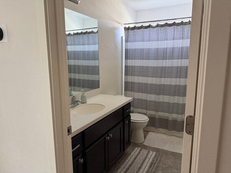 Building Photo - 885 W Edinburgh Dr