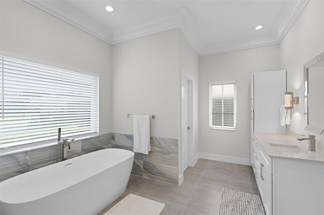 Building Photo - 9010 Gardens Glen Cir