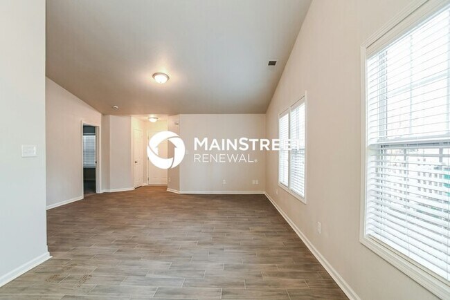 Building Photo - 3 Bedroom Pet-Friendly Home in Charlotte, NC with Main Street Renewal