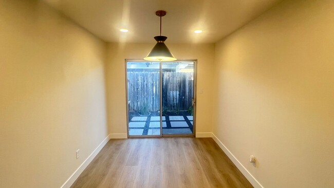 Building Photo - Beautifully Remodeled 1 Bedroom Condo in O...