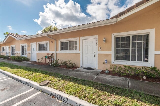 Building Photo - 3944 SW 48th Ave