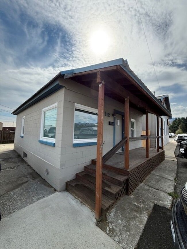 Primary Photo - Cute remodel right downtown! Super cute.